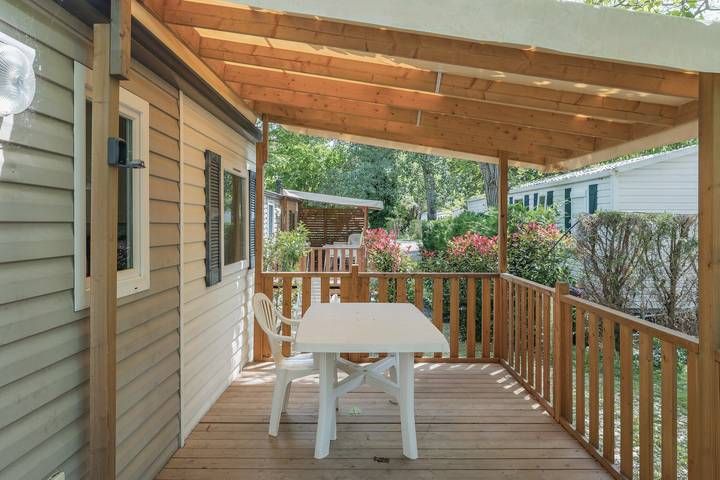 Stacaravan 'Le 147 Aux Iscles' met gedeeld zwembad, privéterras en airconditioning in La Roque-d'Anthéron, Aix-en-Provence en omgeving