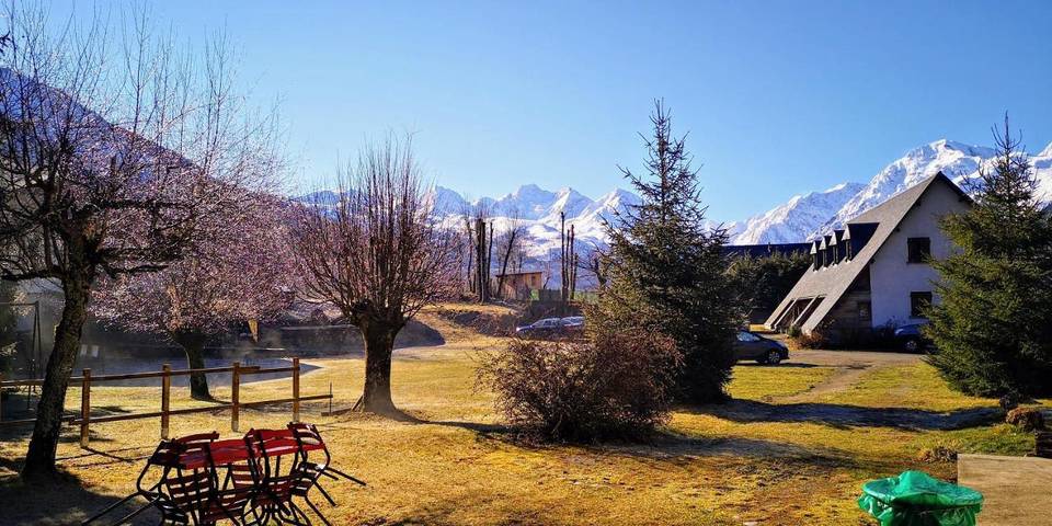 Location de vacances pour 2 personnes, avec terrasse ainsi que vue et jardin à Avajan - 4
