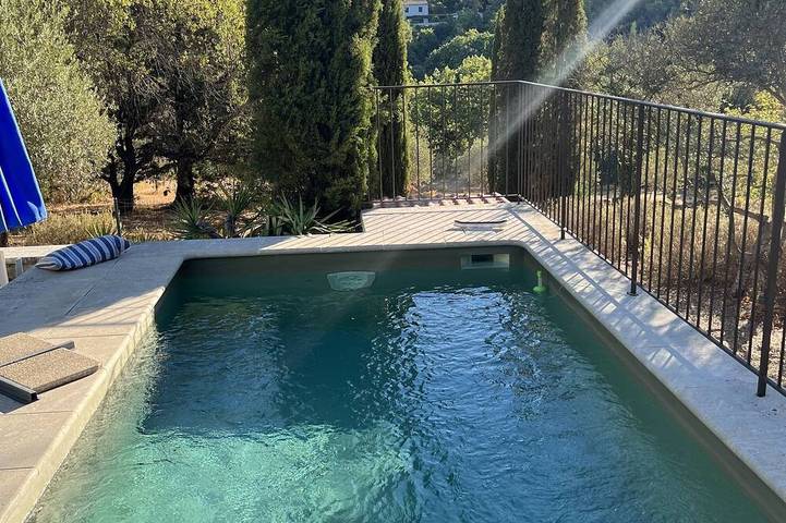 Location de vacances pour 8 personnes, avec terrasse et jardin à Beaumettes