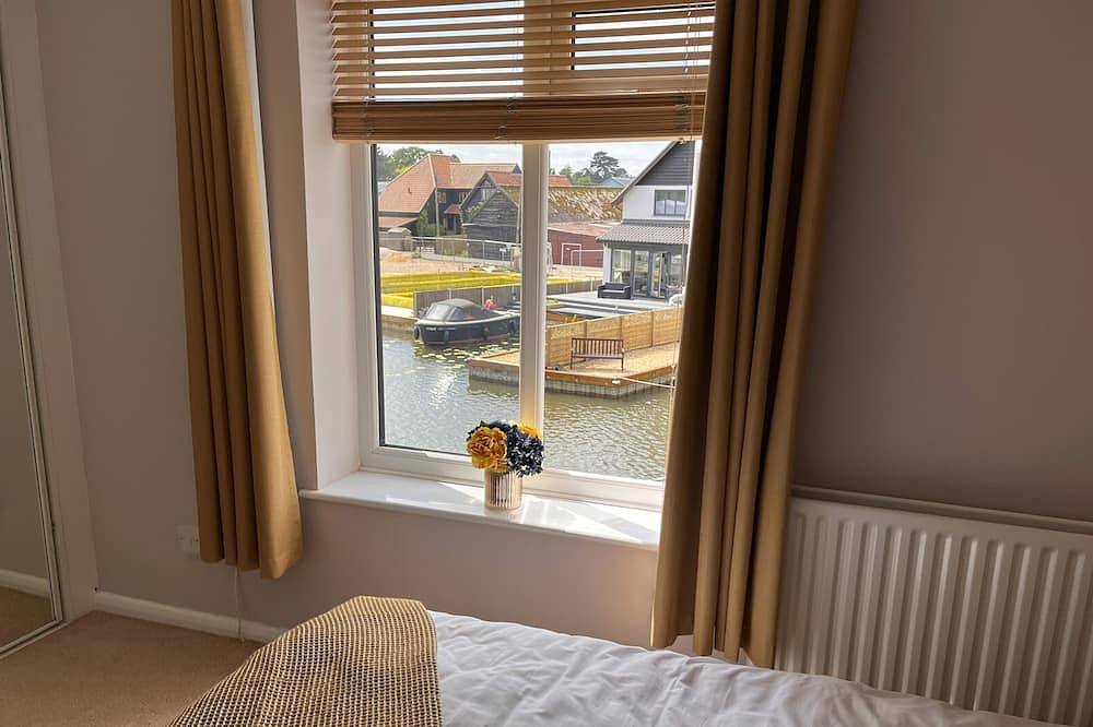 3 Bedroom Swan Cottage In Wroxham, Norfolk, Norfolk Broads, England in Hoveton, The Broads