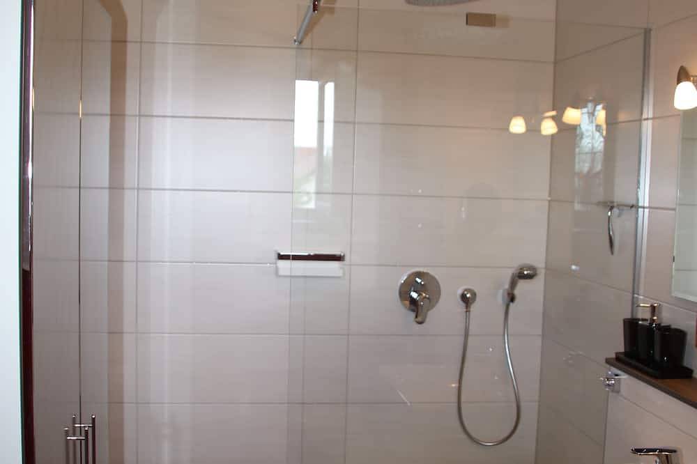 Ganze Wohnung, Gepflegte Wohnung im Landhausstil ⸗ Südbalkon ⸗ gute Ausstattung ⸗ Wlan ⸗ Ruhe in Egglfing am Inn, Bad Füssing