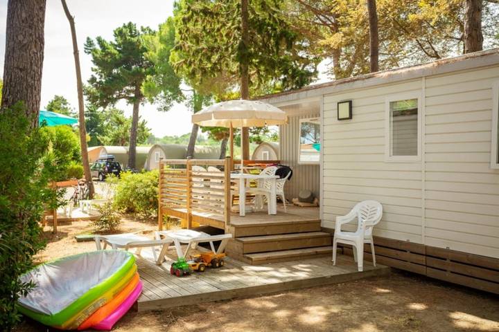 Camping pour 4 personnes, avec jacuzzi ainsi que bassin pour enfant et sauna