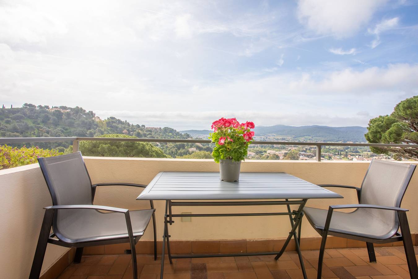Appartement entier, Appartement 'Le Mas Berliat N°9' avec vue sur la mer, Wi-Fi et climatisation in Bormes-les-Mimosas, Région de Toulon