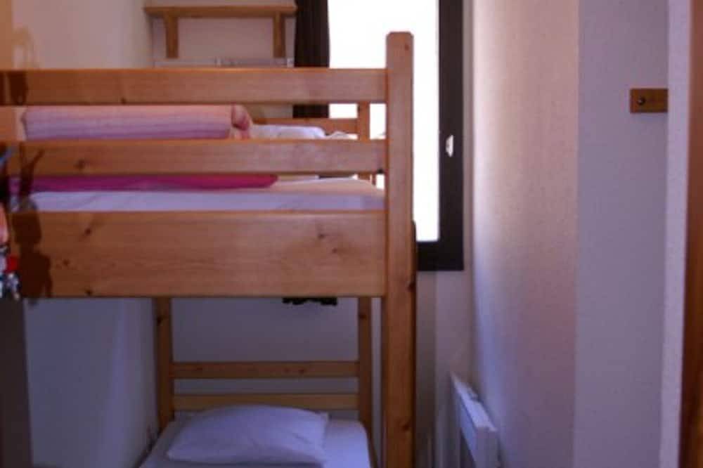 Ganze Wohnung, Gemütliches Studio mit Balkon, 400m von den Pisten, Skiraum, Aufzug, Parkplatz und Talblick. in La Ferrière, Le Pleynet