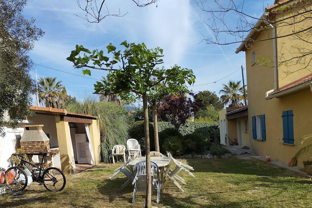 Appartement entier, Joli T1 , 36m2, sur Terrain de 1700m2, Proche Commerces et Plages in Le Pradet, Côte méditerranéenne (France)