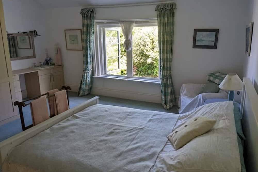 Cosy Cottage by the Sea (1x Big Master Double Bedroom) in Cowes, Isle of Wight