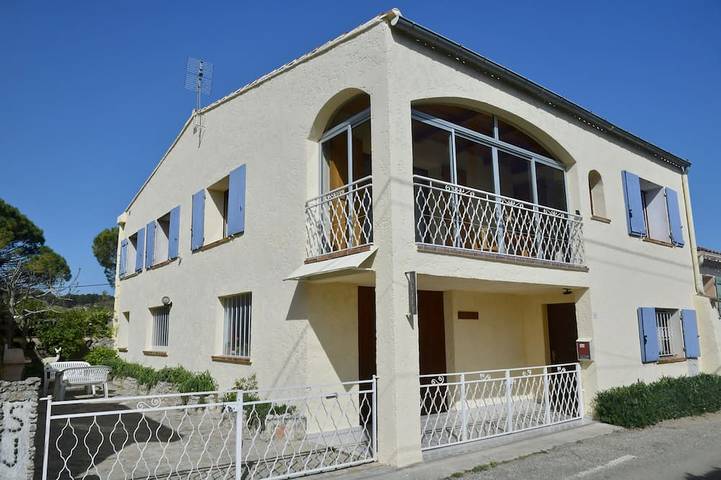 Location de vacances pour 10 personnes, avec jardin à Saint-Julien-de-Peyrolas