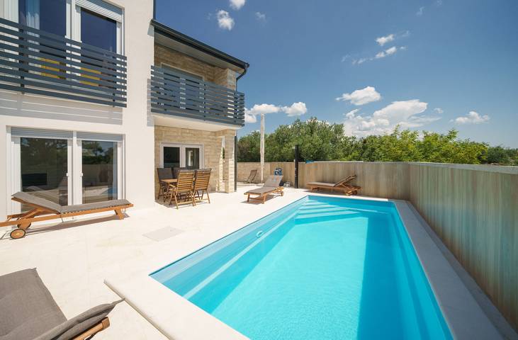 Ferienwohnung für 4 Personen, mit Pool und Ausblick in Drage (Pakoštane)