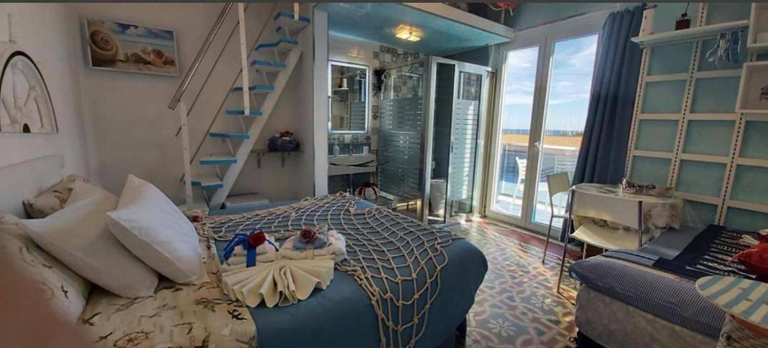 Triple Room with Private Bathroom in Crotone, Provincia di Crotone