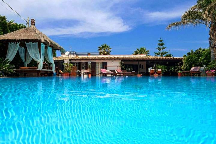 Casa vacanza per 15 persone, con Balcone e Terrazza nonché Giardino e Piscina a Campofelice di Roccella
