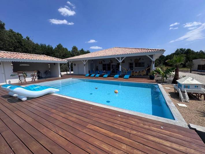 Location de vacances pour 2 personnes, avec Terrasse et Jardin ainsi que Piscine et Vue dans Saugnacq-et-Muret