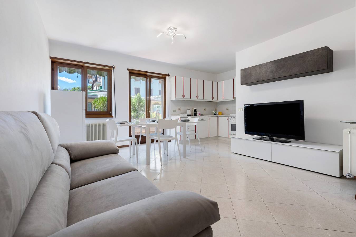 Ολόκληρο το διαμέρισμα, Apartment 'Cuore Di Comano' with Mountain View, Private Terrace and Balcony in Ponte Arche, Garda Mountains