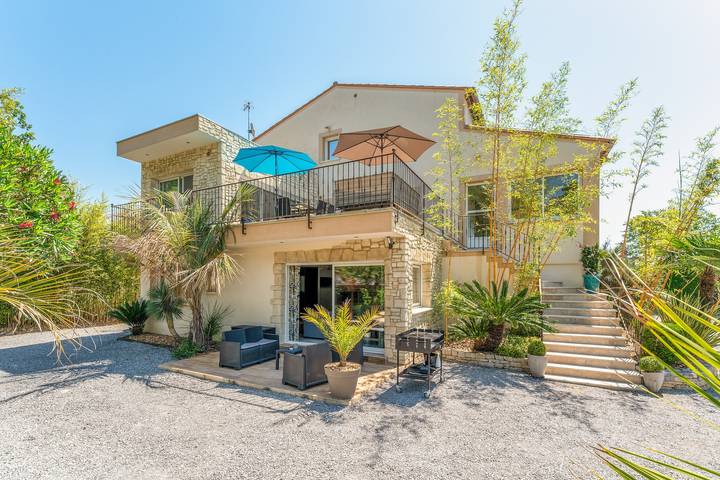 Villa pour 14 personnes, avec jacuzzi et jardin, animaux acceptés dans le Sud de la France