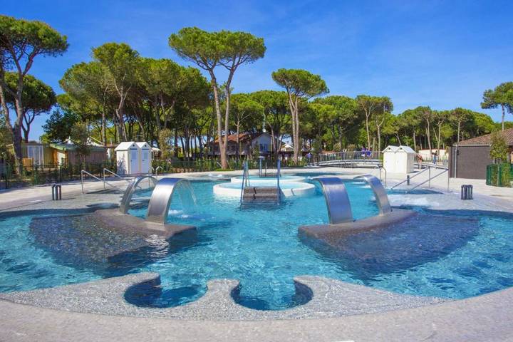 Camping für 5 Personen, mit Terrasse und Pool sowie Garten und Sauna in Cavallino - 3