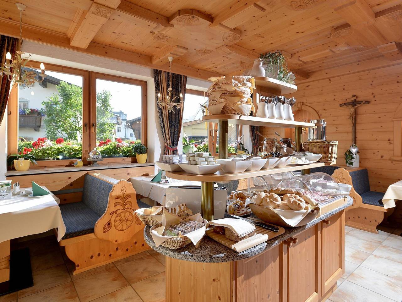 Hotel Theresia Garni - Doppelzimmer mit Balkon in Sankt Johann in Tirol, Kitzbüheler Alpen