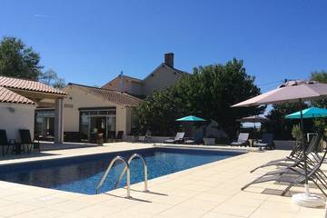 Location de vacances pour 14 personnes, avec jardin à Saint-Pompain