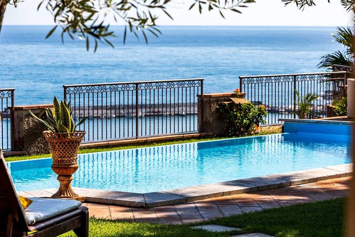 Villa für 12 Personen, mit Whirlpool und Garten in Giardini-Naxos