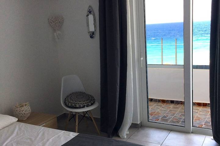 Ganze Wohnung, Agean Blue Beachfront renovierte Luxuswohnung in Rhodos Stadt, Rhodos