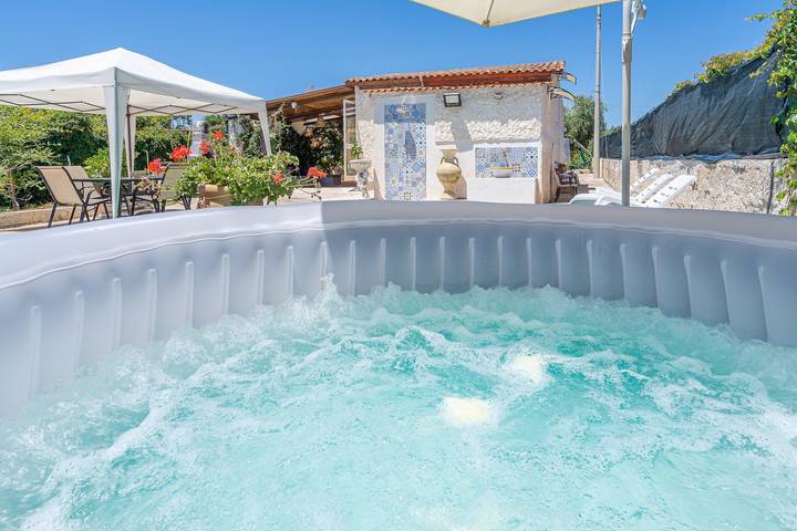 Appartamento per 5 persone, con Idromassaggio e Giardino nonché Piscina per bambini a Noto