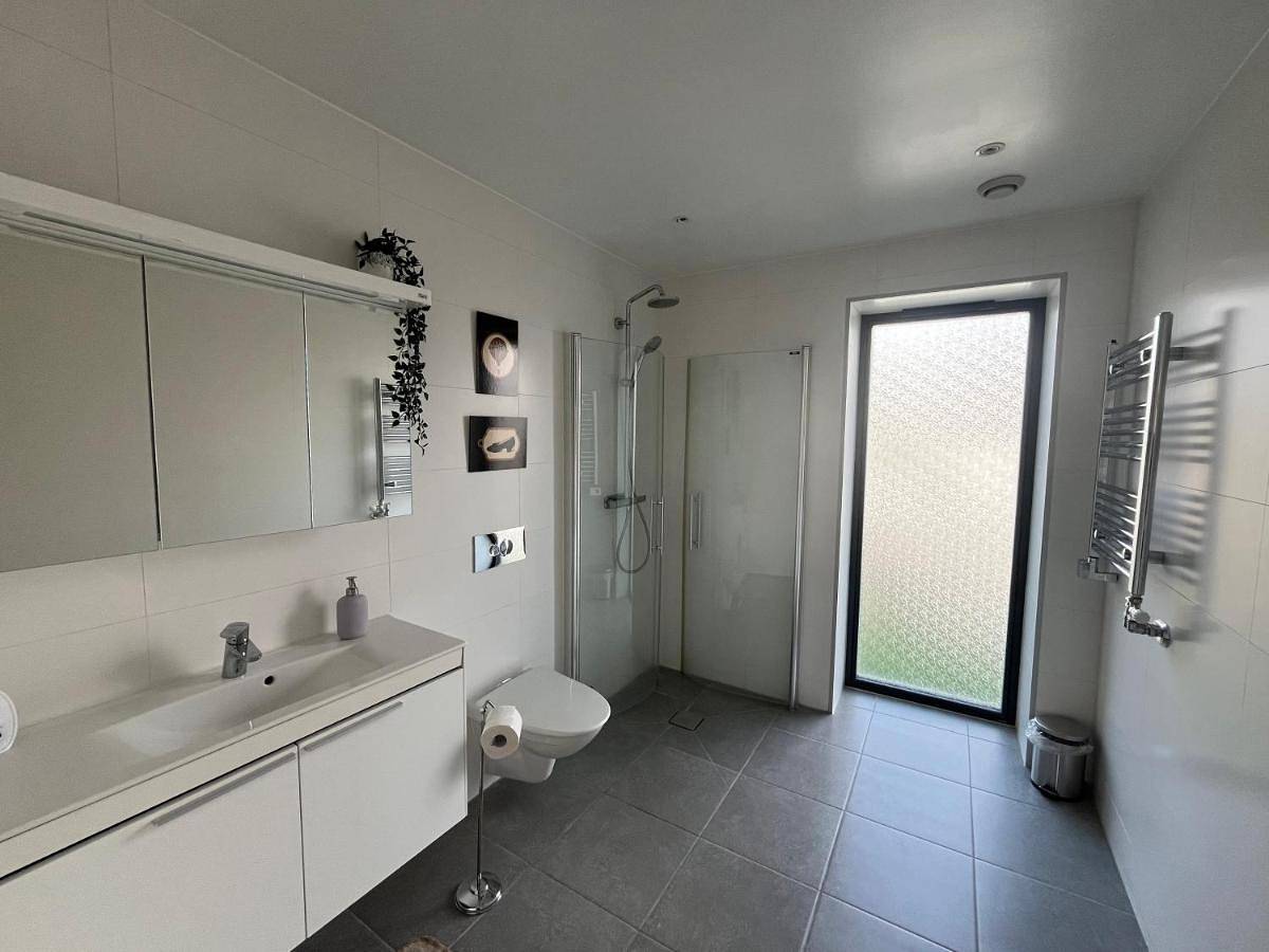 Hel semesterlägenhet, Guest room with private bathroom in Åkersberga, Österåker region
