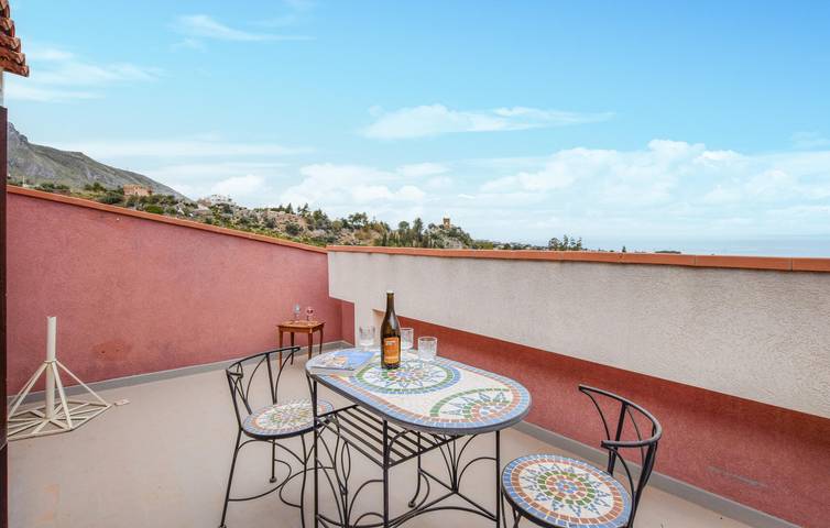 Entire holiday apartment, Luxury Sea View Apartment with Pool & Parking in Sant'Onofrio (Sizily), Trabia