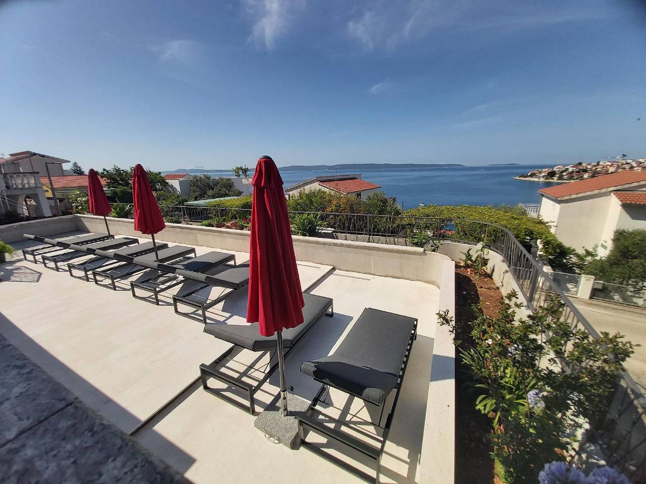 Ganze Ferienwohnung, Beheizter Infinity-Pool, Panoramablick auf das Meer Wohnung a2 in Okrug Gornji, Ciovo
