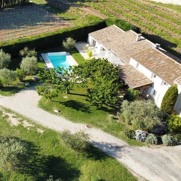 Location de vacances pour 6 personnes, avec piscine et jardin, animaux acceptés à Saint-Pierre-de-Vassols