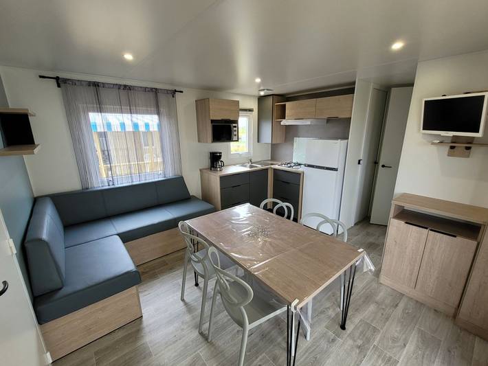 Mobil home pour 6 personnes, avec piscine et terrasse à Ambon - 3