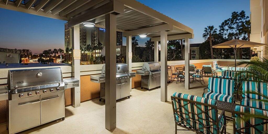 Disneyland Getaway! Pool, Onsite Parking, Pet-Friendly, Close to Disneyland! in Anaheim, Orange County