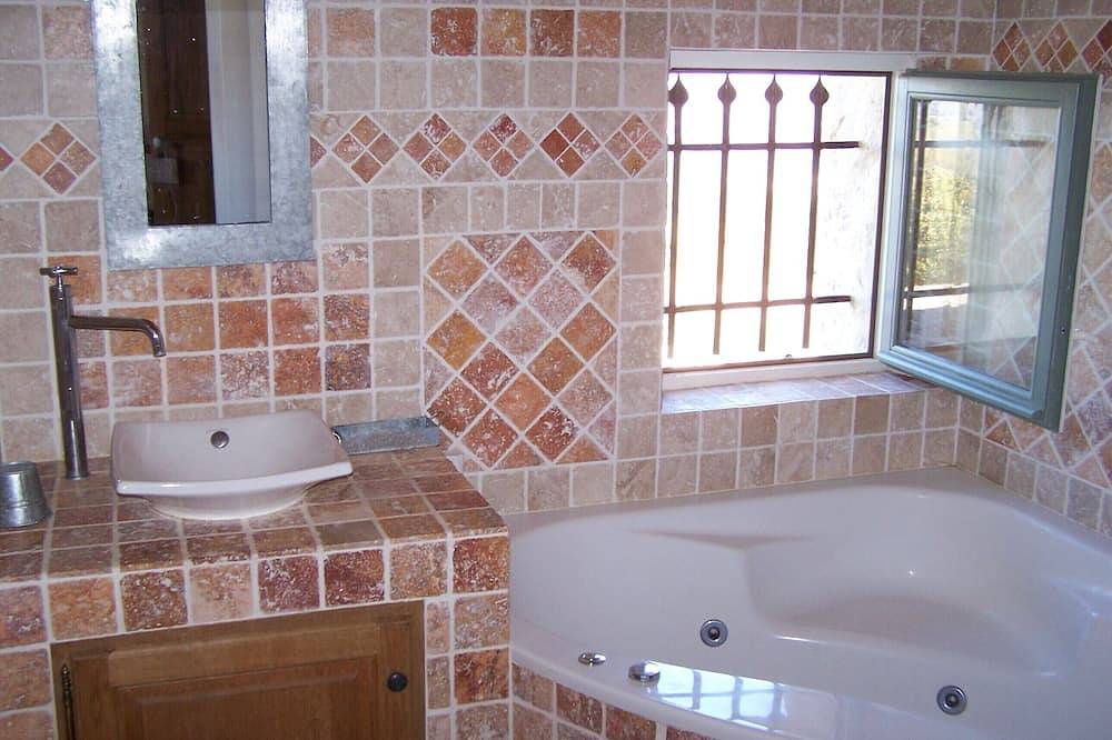 Steinscheune 360 ° Blick auf den Luberon und den Bergen Vaucluse in Viens, Regionaler Naturpark Luberon