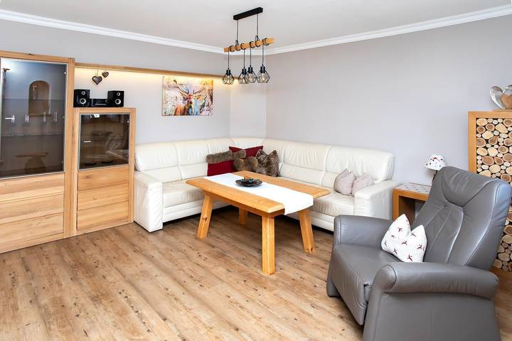 Ganze Ferienwohnung, "Rubin" Fewo, 2 Schlafräume, Bad, Wc in Krün, Bayerische Alpen
