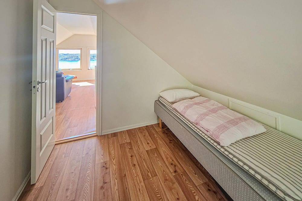 Cozy home in Sveio with Wifi in Hardangerfjord