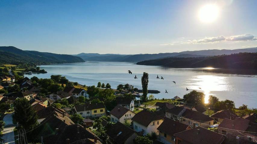 Location de vacances pour 6 personnes, avec balcon ainsi que vue sur le lac et vue à Kladovo