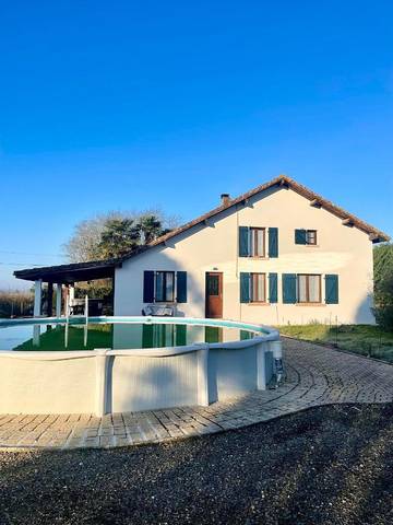 Gîte pour 8 personnes, avec jardin et jacuzzi ainsi que piscine et terrasse, animaux acceptés à Buanes