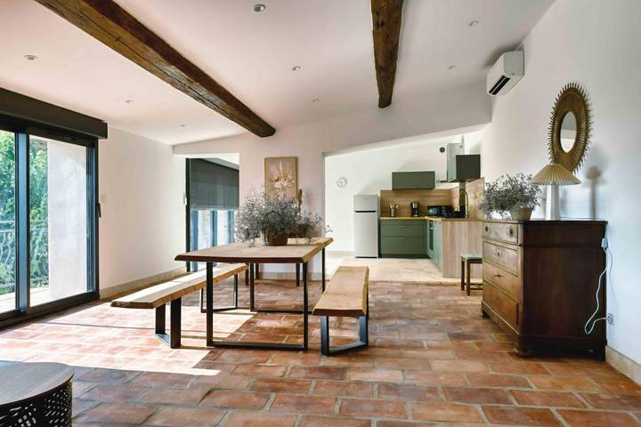 Location de vacances pour 6 personnes, avec Balcon et Terrasse ainsi que Jardin et Vue à Fontanès (Gard)
