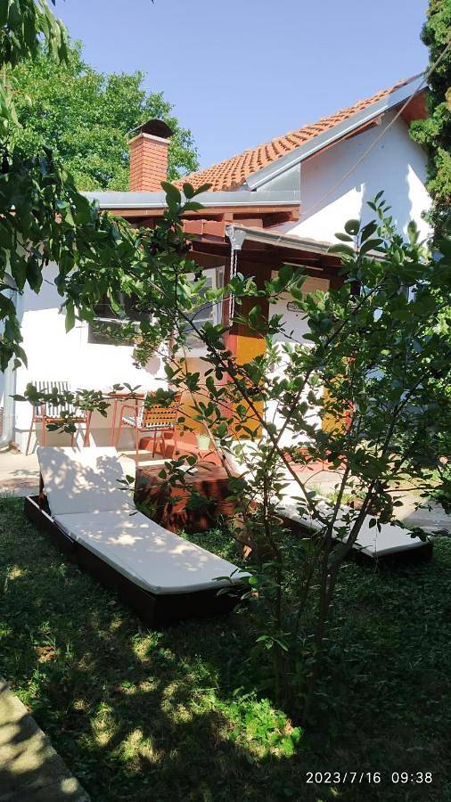 Location de vacances pour 2 personnes, avec vue et jardin à Kladovo