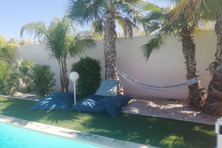 Gîte pour 4 personnes, avec piscine et terrasse dans Plage de l'Almanarre