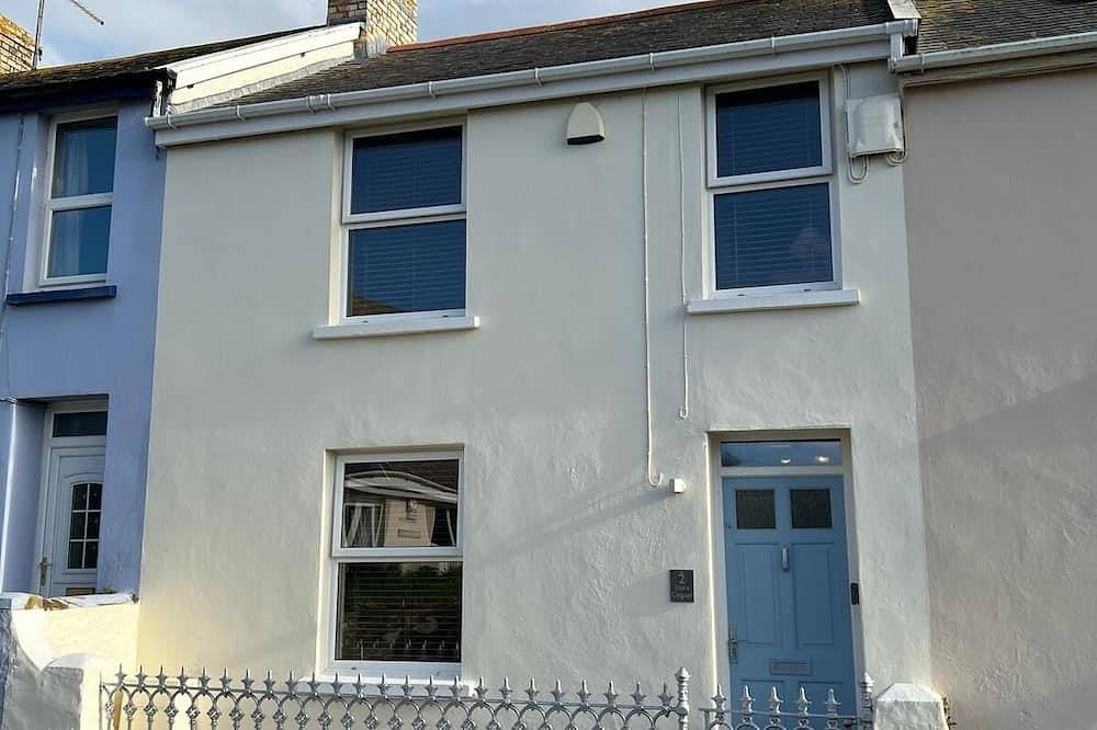 Beautiful 3 Bedroom Cottage, Close To Waterfront  In Charming Coastal Village in Instow, Devon