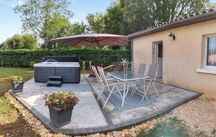 Location de vacances pour 4 personnes, avec terrasse et jardin, adapté aux familles à Saint-Martial-de-Nabirat
