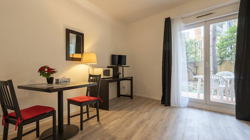 Studio pour 2 personnes, avec Terrasse ainsi que Jardin et Piscine