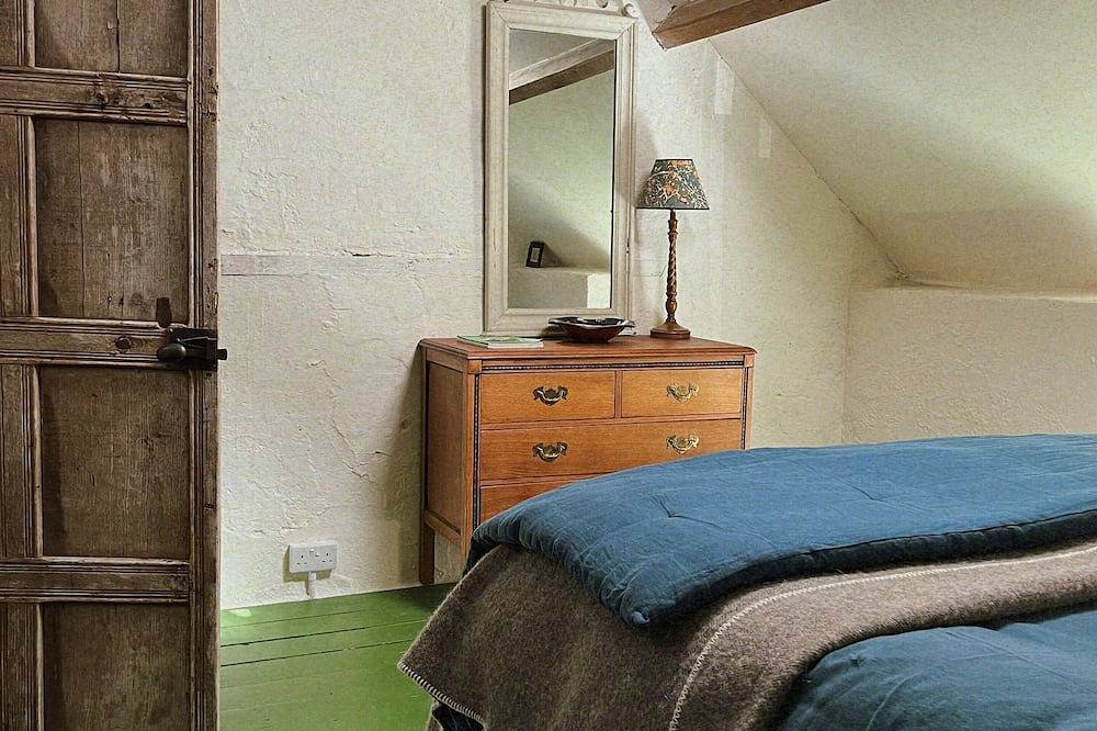 Historical Little Mill Cottage, Moments From Mountains and Market Town in Mardy, Brecon Beacons