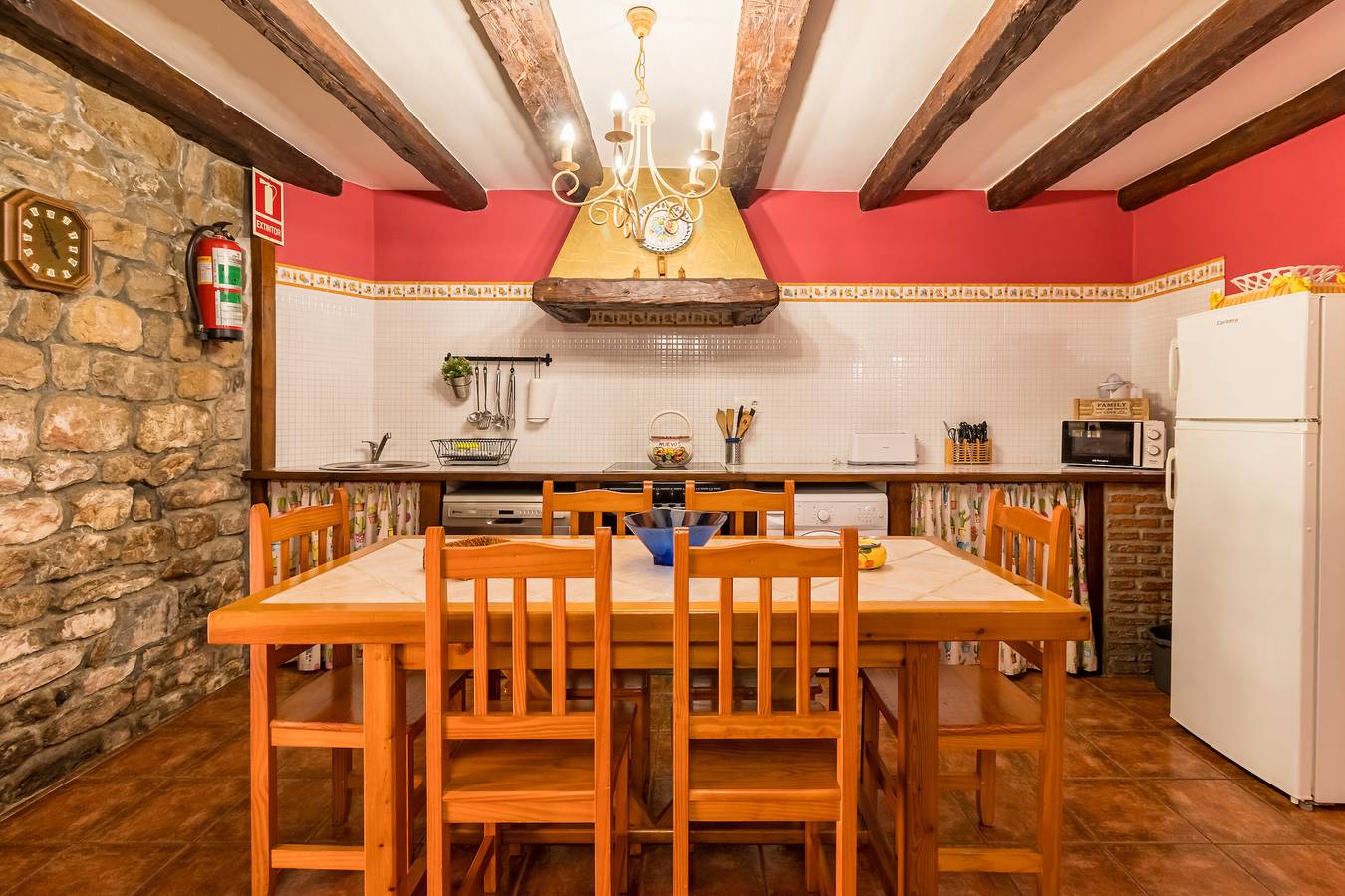 Ganze Wohnung, Ferienwohnung 'Juntana 1' mit Bergblick, Gemeinschaftsterrasse und Wi-Fi in Villacarriedo, Cordillera Cantábrica