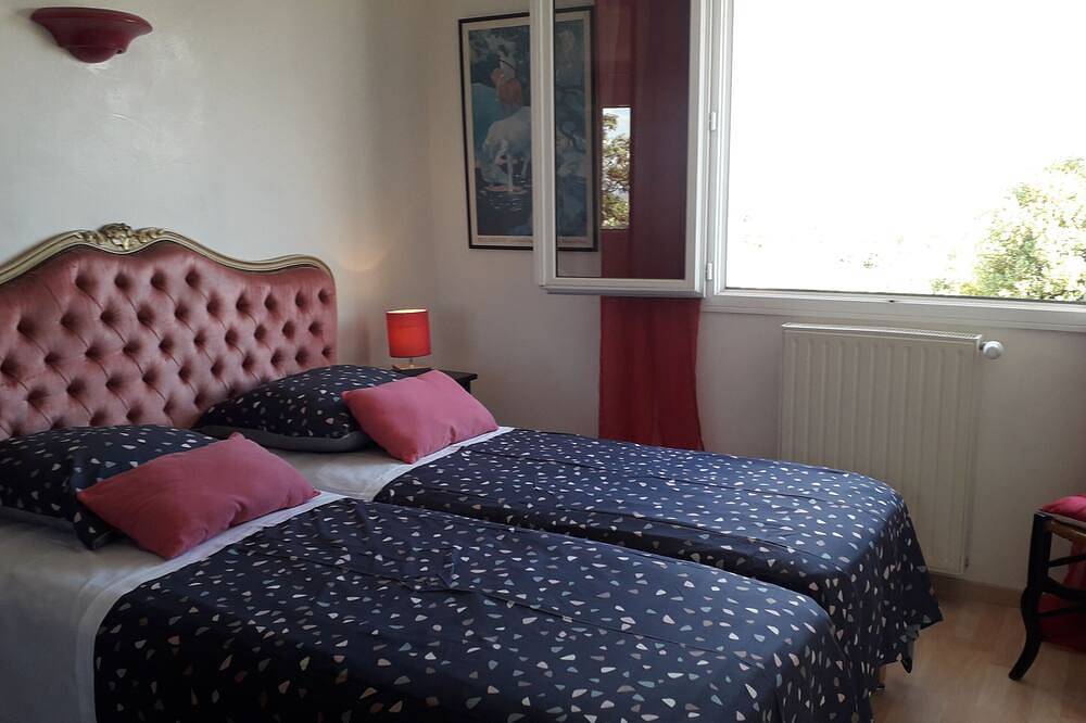 Sejour 5*   Luxe, Confort Villa les Lauriers Roses Piscine et Spa privés .Wifi in Saint-Étienne-de-Fontbellon, Ardèche
