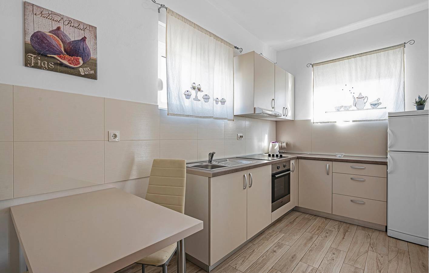 Ganze Ferienwohnung, Apartment mit Meerblick, Terrasse, WLAN und Parkplatz – 1,5 km zum Strand in Pirovac, Šibenik-Knin