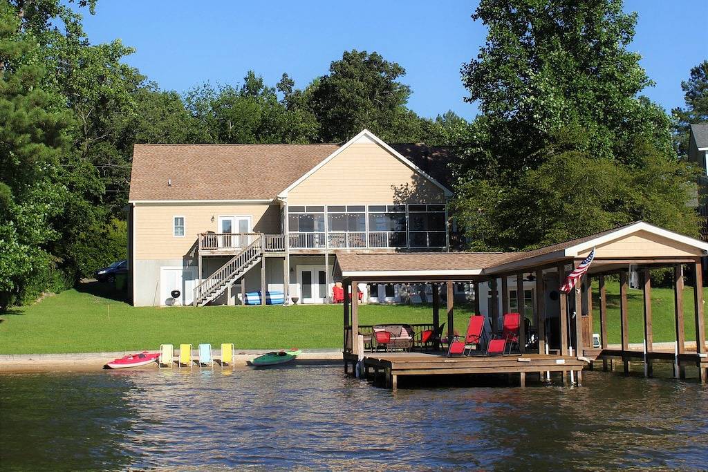 Wunderschöne Seeufer Vermietung mit natürlichen Sandstrand 6 Schlafzimmer / 3 Badezimmer in Lake Gaston