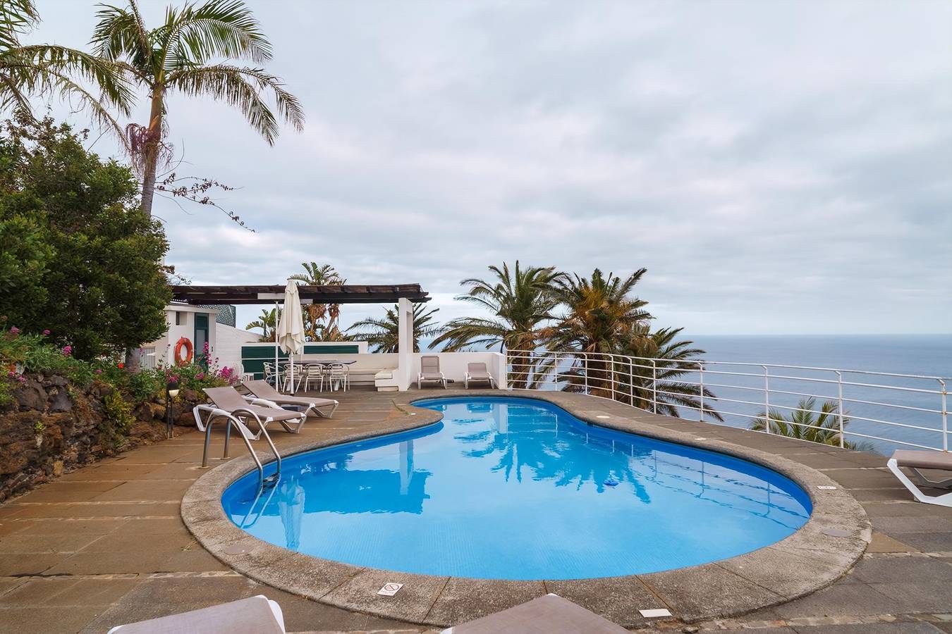 Vila da Falésia-With Pool and views in Caniço, Madeira