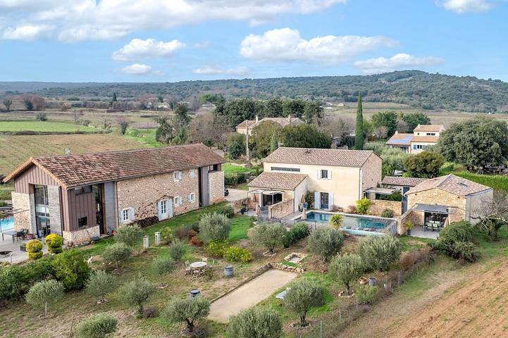 Location de vacances pour 6 personnes, avec terrasse ainsi que piscine et jardin, animaux acceptés à Aiguèze