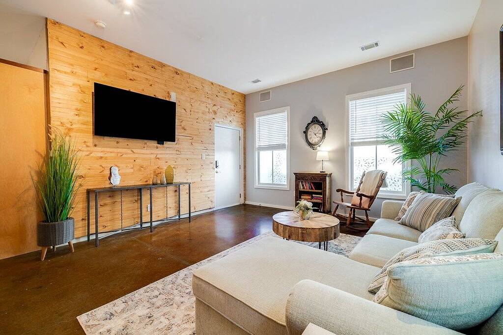 Southern Charmer•Historic Downtown•Private Porch in Savannah, Chatham County