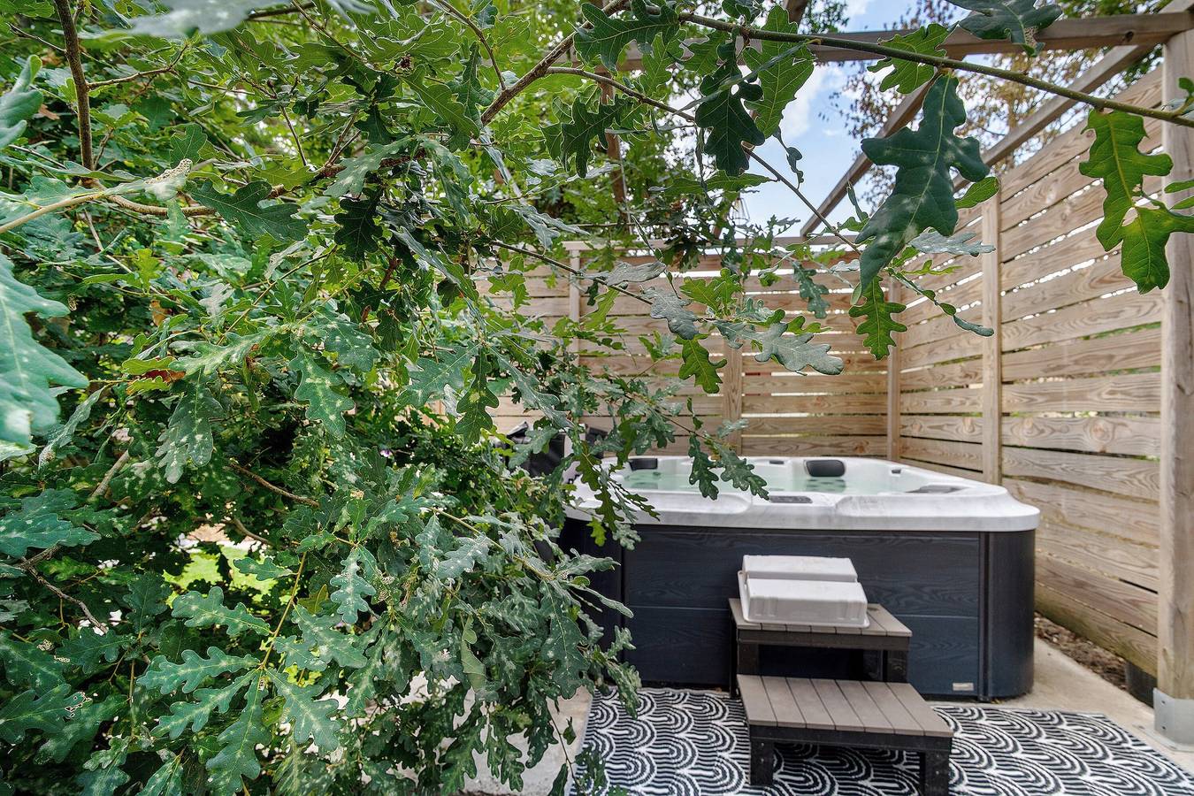 Bungalow « À l'Orée des Bois » avec piscine partagée, Wi-Fi et climatisation in Monfaucon, Périgord Pourpre