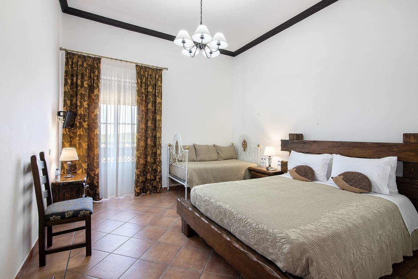 Quarto 'Quarto Castanho-Vista Campo-C Pátio' com Piscina Partilhada, Wi-Fi e Ar Condicionado in Mértola, Distrito de Beja